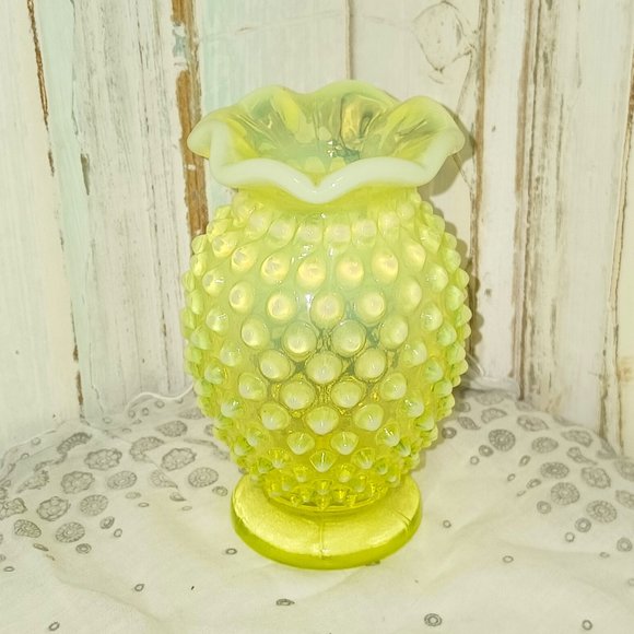 Vintage Fenton Hobnail Topaz Opalescent Uranium Glass Bud Vase - Picture 1 of 7